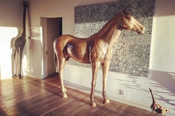 Статуя лошади на вечеринке
