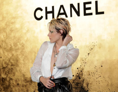Полупрозрачная блузка, ботфорты и яркие акценты: Кристен Стюарт на показе Chanel в Сеуле