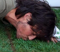  Йен Сомерхолдер поцеловал землю на премьере фильма «Поцелуй землю» 